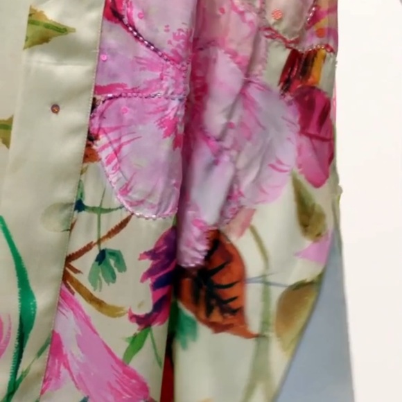 Aratta Floral Kimono with With Many Colors Emphasizes the Parrot - Picture 5 of 5